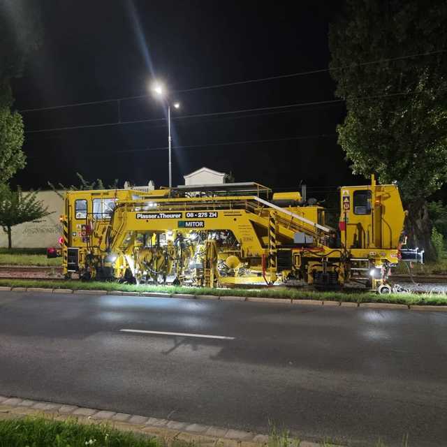 Trwa wyrównywanie torowiska między Dyrekcyjną a Parkiem Południowym [FOTO]