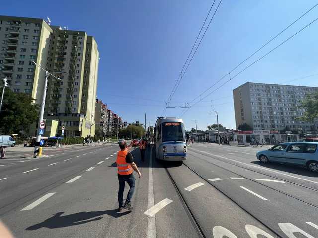 Historyczny moment! Pierwszy tramwaj przejechał przez TAT na Nowy Dwór: Trwają testowe przejazdy ulicą Strzegomską [FOTO]