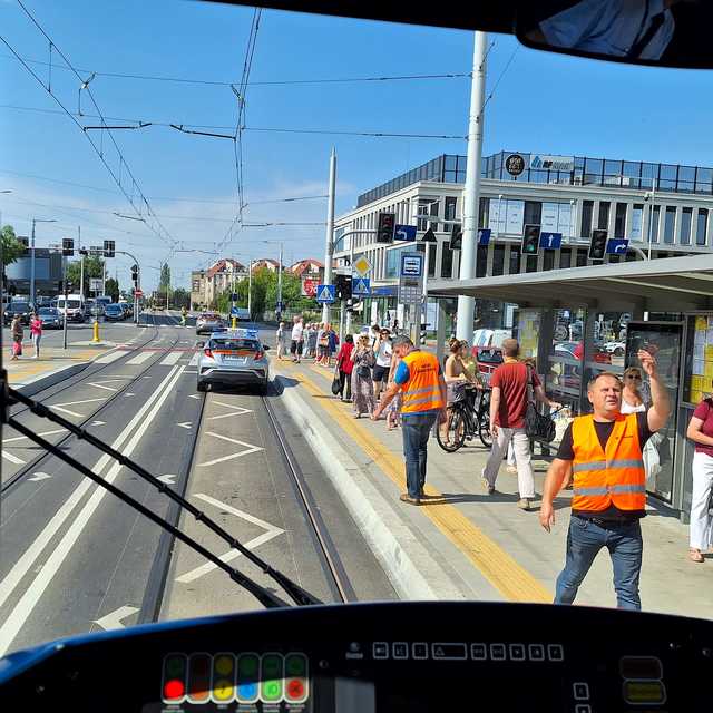 Historyczny moment! Pierwszy tramwaj przejechał przez TAT na Nowy Dwór: Trwają testowe przejazdy ulicą Strzegomską [FOTO]