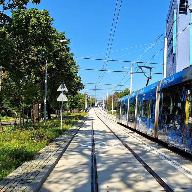 Historyczny moment! Pierwszy tramwaj przejechał przez TAT na Nowy Dwór: Trwają testowe przejazdy ulicą Strzegomską [FOTO]
