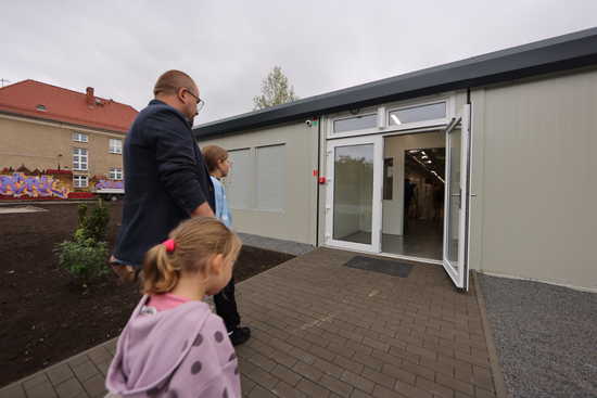 Nowa szkoła na Maślicach przyjmie 100 uczniów. Placówkę wybudowano w niespełna pół roku [SZCZEGÓŁY]