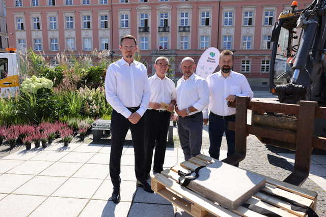 Koniec z betonem na placu Nowy Targ! Podpisano kontrakt na zazielenienie obszaru [SZCZEGÓŁY, FOTO]