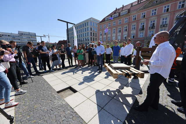 Koniec z betonem na placu Nowy Targ! Podpisano kontrakt na zazielenienie obszaru [SZCZEGÓŁY, FOTO]