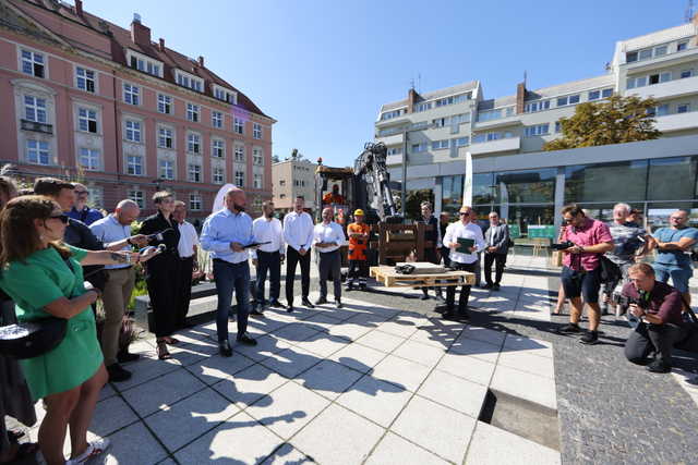 Koniec z betonem na placu Nowy Targ! Podpisano kontrakt na zazielenienie obszaru [SZCZEGÓŁY, FOTO]
