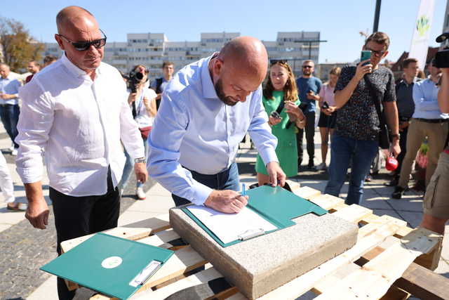 Koniec z betonem na placu Nowy Targ! Podpisano kontrakt na zazielenienie obszaru [SZCZEGÓŁY, FOTO]