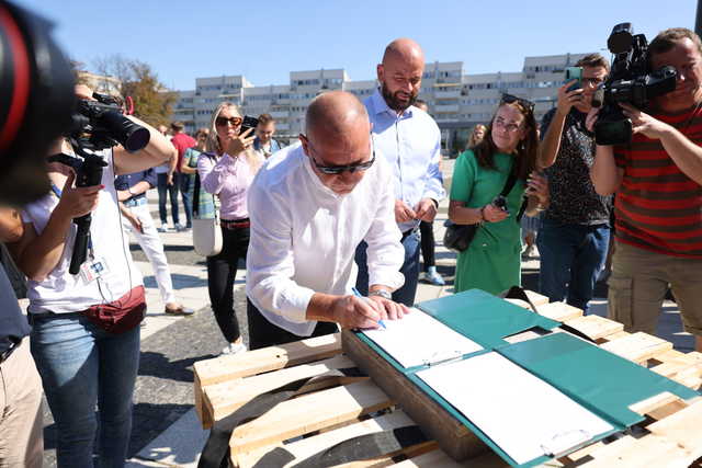 Koniec z betonem na placu Nowy Targ! Podpisano kontrakt na zazielenienie obszaru [SZCZEGÓŁY, FOTO]