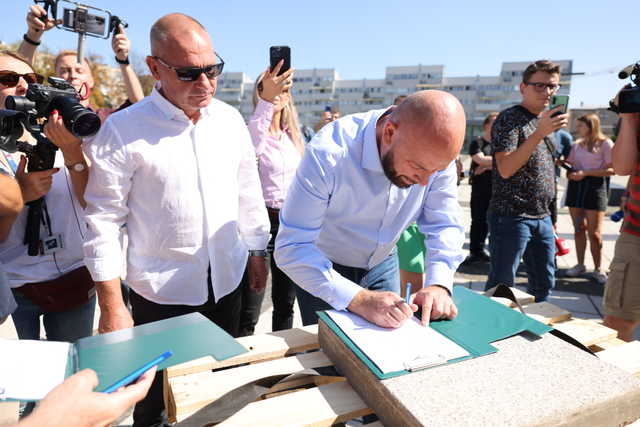 Koniec z betonem na placu Nowy Targ! Podpisano kontrakt na zazielenienie obszaru [SZCZEGÓŁY, FOTO]