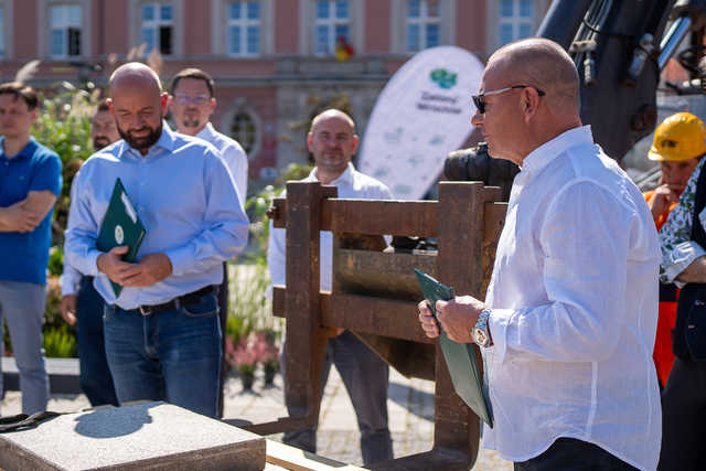 Koniec z betonem na placu Nowy Targ! Podpisano kontrakt na zazielenienie obszaru [SZCZEGÓŁY, FOTO]