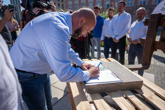 Koniec z betonem na placu Nowy Targ! Podpisano kontrakt na zazielenienie obszaru [SZCZEGÓŁY, FOTO]