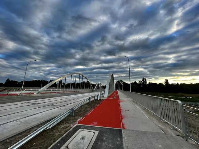 Postępują prace na Mostach Chrobrego. Zbudowano nowe torowisko tramwajowe [FOTO]