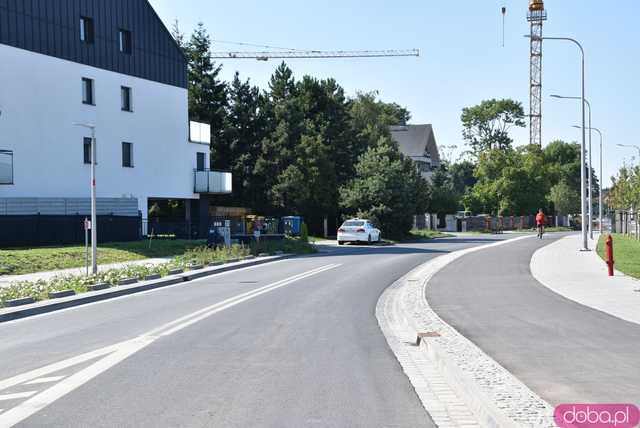 [FOTO] Ulica Asfaltowa stała się... asfaltowa! Zakończono budowę arterii łączącej Jagodno i Wojszycami