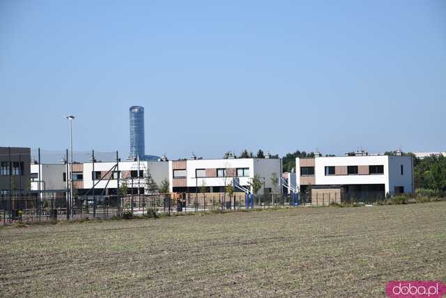 [FOTO] Ulica Asfaltowa stała się... asfaltowa! Zakończono budowę arterii łączącej Jagodno i Wojszycami