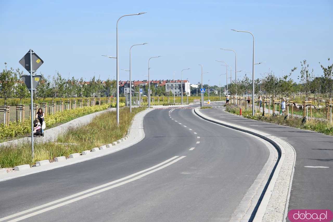 [FOTO] Ulica Asfaltowa stała się... asfaltowa! Zakończono budowę arterii łączącej Jagodno i Wojszycami