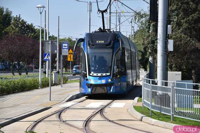[FOTO] Tak prezentuje się nowa pętla autobusowo-tramwajowa na Nowym Dworze. Od niedzieli dojeżdżają tam dwie linie tramwajowe