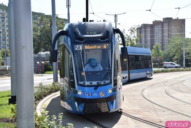 [FOTO] Tak prezentuje się nowa pętla autobusowo-tramwajowa na Nowym Dworze. Od niedzieli dojeżdżają tam dwie linie tramwajowe