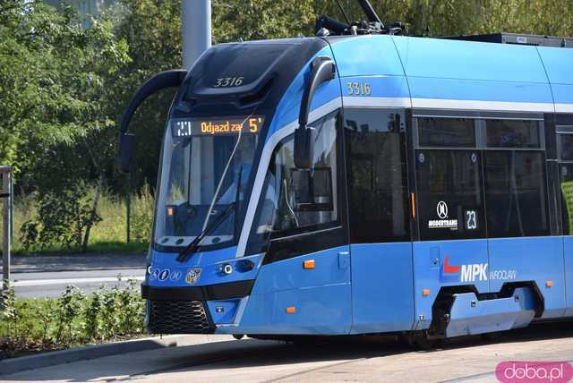 [FOTO] Tak prezentuje się nowa pętla autobusowo-tramwajowa na Nowym Dworze. Od niedzieli dojeżdżają tam dwie linie tramwajowe