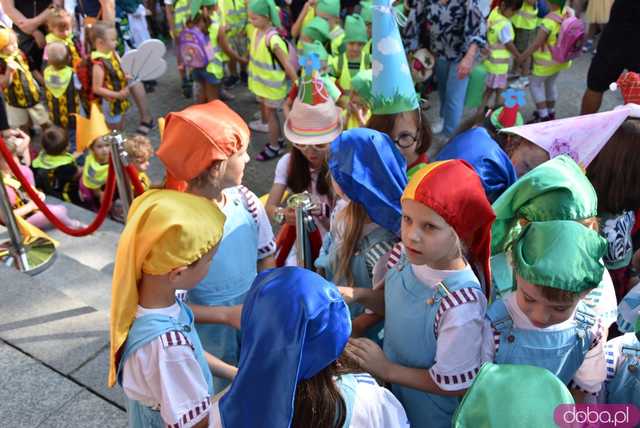 [FOTO] Władzę we Wrocławiu objęły... krasnale! Uroczysta parada rozpoczęła tegoroczny Festiwal Krasnoludków