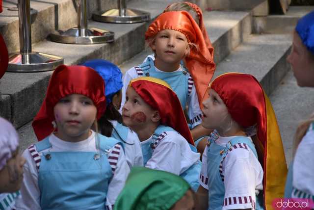 [FOTO] Władzę we Wrocławiu objęły... krasnale! Uroczysta parada rozpoczęła tegoroczny Festiwal Krasnoludków
