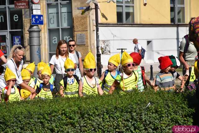 [FOTO] Władzę we Wrocławiu objęły... krasnale! Uroczysta parada rozpoczęła tegoroczny Festiwal Krasnoludków