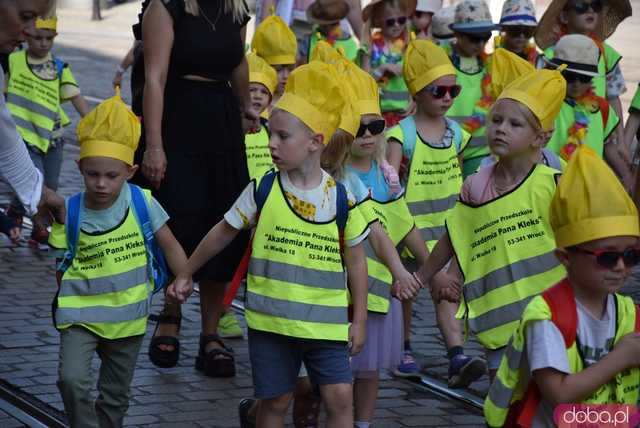 [FOTO] Władzę we Wrocławiu objęły... krasnale! Uroczysta parada rozpoczęła tegoroczny Festiwal Krasnoludków