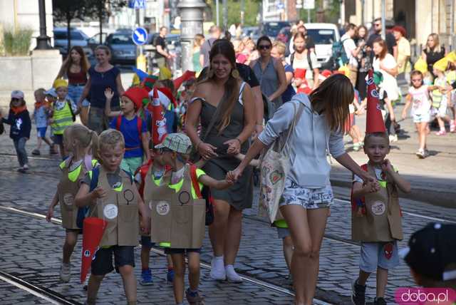 [FOTO] Władzę we Wrocławiu objęły... krasnale! Uroczysta parada rozpoczęła tegoroczny Festiwal Krasnoludków