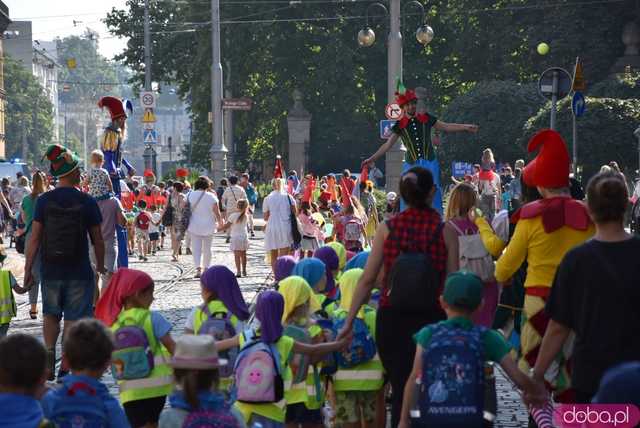 [FOTO] Władzę we Wrocławiu objęły... krasnale! Uroczysta parada rozpoczęła tegoroczny Festiwal Krasnoludków