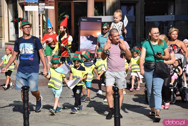 [FOTO] Władzę we Wrocławiu objęły... krasnale! Uroczysta parada rozpoczęła tegoroczny Festiwal Krasnoludków