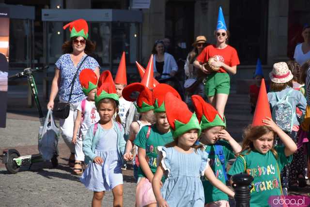 [FOTO] Władzę we Wrocławiu objęły... krasnale! Uroczysta parada rozpoczęła tegoroczny Festiwal Krasnoludków