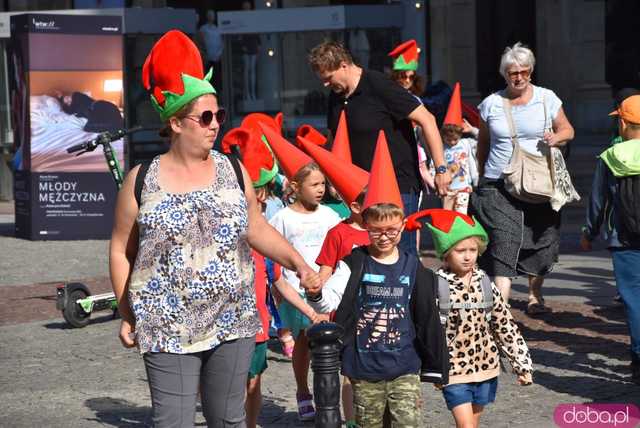 [FOTO] Władzę we Wrocławiu objęły... krasnale! Uroczysta parada rozpoczęła tegoroczny Festiwal Krasnoludków