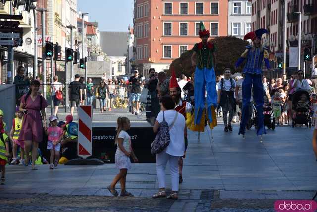 [FOTO] Władzę we Wrocławiu objęły... krasnale! Uroczysta parada rozpoczęła tegoroczny Festiwal Krasnoludków