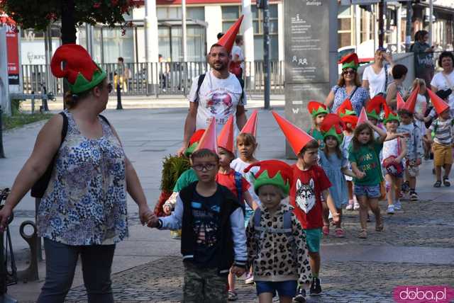 [FOTO] Władzę we Wrocławiu objęły... krasnale! Uroczysta parada rozpoczęła tegoroczny Festiwal Krasnoludków