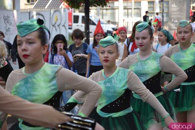 [FOTO] Władzę we Wrocławiu objęły... krasnale! Uroczysta parada rozpoczęła tegoroczny Festiwal Krasnoludków