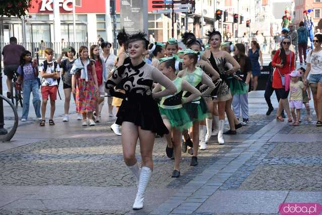 [FOTO] Władzę we Wrocławiu objęły... krasnale! Uroczysta parada rozpoczęła tegoroczny Festiwal Krasnoludków