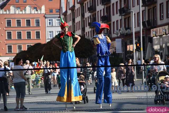 [FOTO] Władzę we Wrocławiu objęły... krasnale! Uroczysta parada rozpoczęła tegoroczny Festiwal Krasnoludków