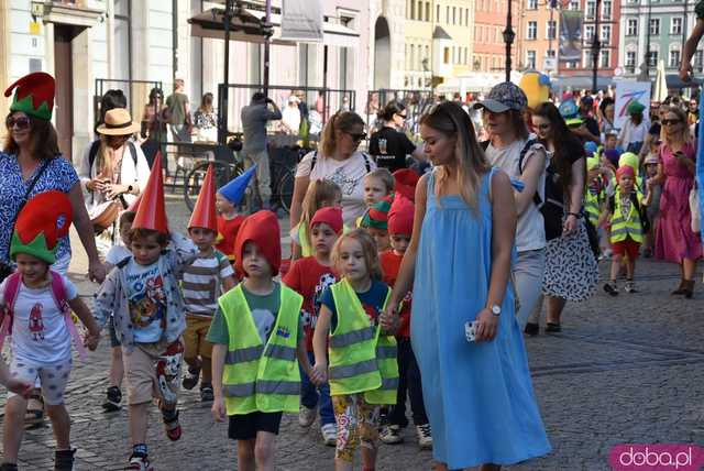 [FOTO] Władzę we Wrocławiu objęły... krasnale! Uroczysta parada rozpoczęła tegoroczny Festiwal Krasnoludków