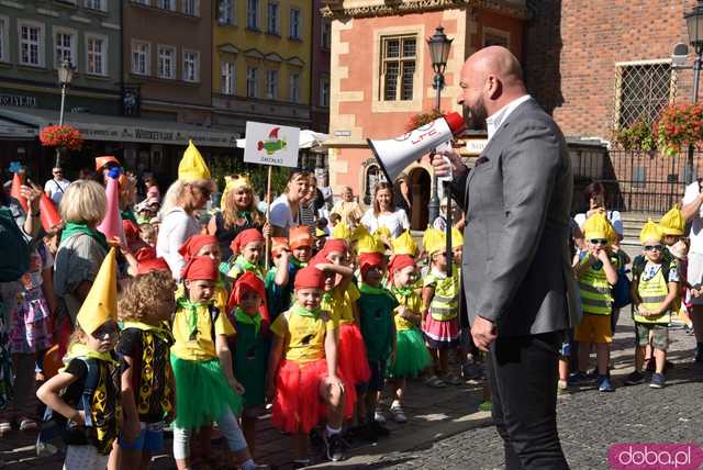 [FOTO] Władzę we Wrocławiu objęły... krasnale! Uroczysta parada rozpoczęła tegoroczny Festiwal Krasnoludków