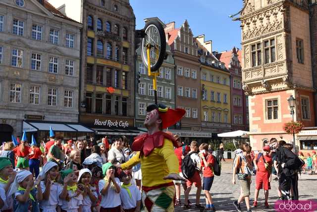 [FOTO] Władzę we Wrocławiu objęły... krasnale! Uroczysta parada rozpoczęła tegoroczny Festiwal Krasnoludków