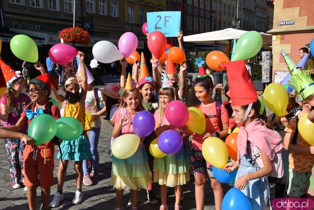 [FOTO] Władzę we Wrocławiu objęły... krasnale! Uroczysta parada rozpoczęła tegoroczny Festiwal Krasnoludków