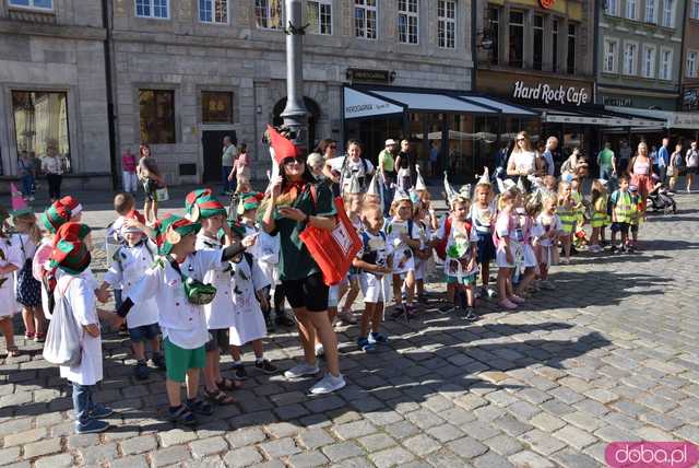 [FOTO] Władzę we Wrocławiu objęły... krasnale! Uroczysta parada rozpoczęła tegoroczny Festiwal Krasnoludków