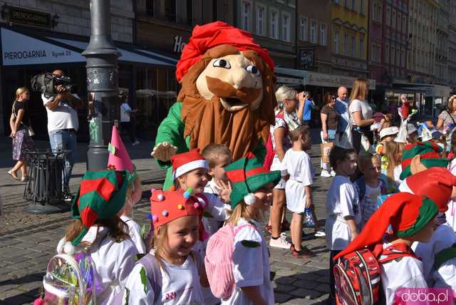 [FOTO] Władzę we Wrocławiu objęły... krasnale! Uroczysta parada rozpoczęła tegoroczny Festiwal Krasnoludków