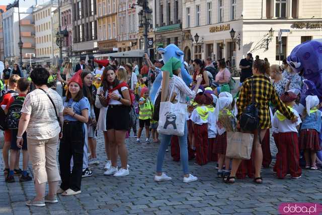 [FOTO] Władzę we Wrocławiu objęły... krasnale! Uroczysta parada rozpoczęła tegoroczny Festiwal Krasnoludków
