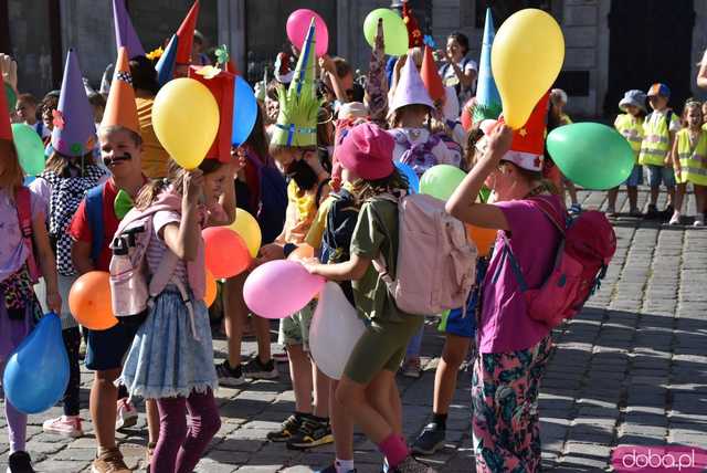 [FOTO] Władzę we Wrocławiu objęły... krasnale! Uroczysta parada rozpoczęła tegoroczny Festiwal Krasnoludków