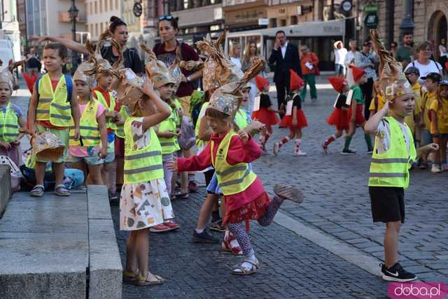 [FOTO] Władzę we Wrocławiu objęły... krasnale! Uroczysta parada rozpoczęła tegoroczny Festiwal Krasnoludków