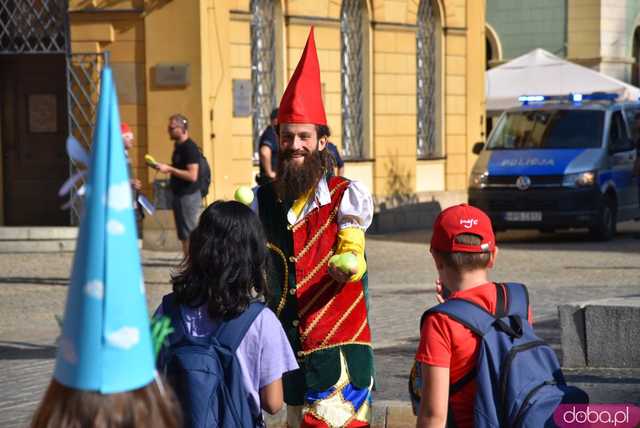 [FOTO] Władzę we Wrocławiu objęły... krasnale! Uroczysta parada rozpoczęła tegoroczny Festiwal Krasnoludków