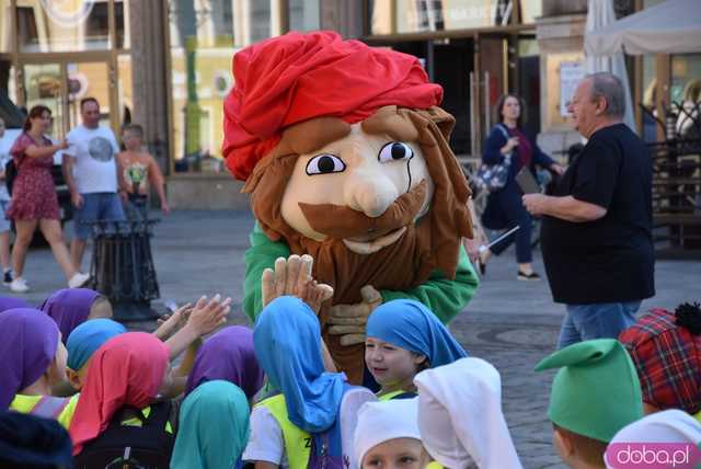 [FOTO] Władzę we Wrocławiu objęły... krasnale! Uroczysta parada rozpoczęła tegoroczny Festiwal Krasnoludków