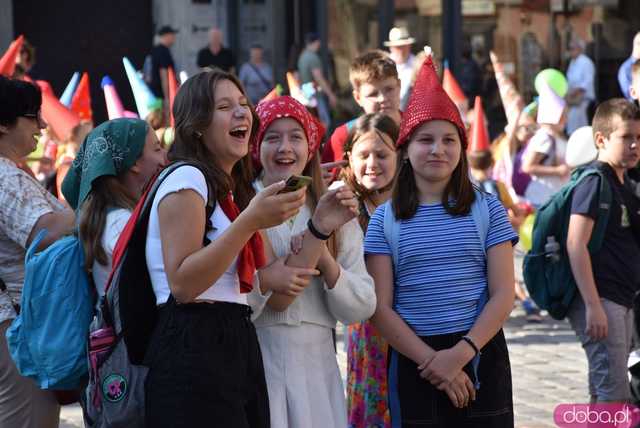 [FOTO] Władzę we Wrocławiu objęły... krasnale! Uroczysta parada rozpoczęła tegoroczny Festiwal Krasnoludków