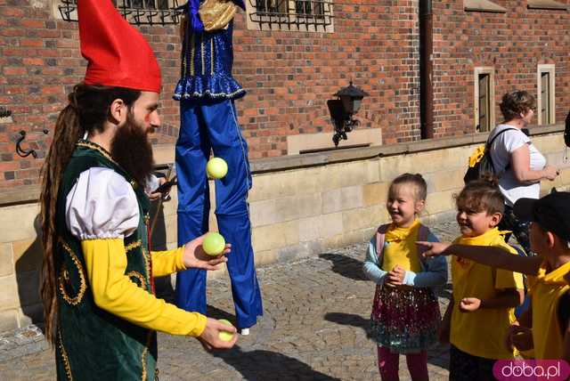 [FOTO] Władzę we Wrocławiu objęły... krasnale! Uroczysta parada rozpoczęła tegoroczny Festiwal Krasnoludków