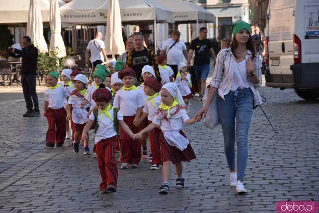 [FOTO] Władzę we Wrocławiu objęły... krasnale! Uroczysta parada rozpoczęła tegoroczny Festiwal Krasnoludków
