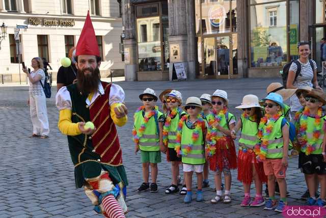 [FOTO] Władzę we Wrocławiu objęły... krasnale! Uroczysta parada rozpoczęła tegoroczny Festiwal Krasnoludków