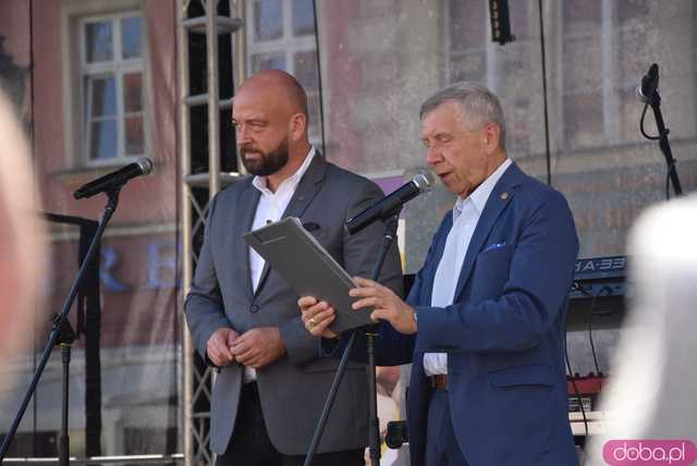 [FOTO] Młodzi duchem, dojrzali stażem - Marsz Kapeluszy zainaugurował tegoroczne Dni Seniora